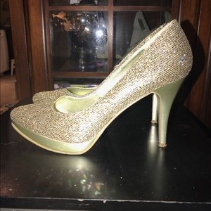 Gold glitter pumps
